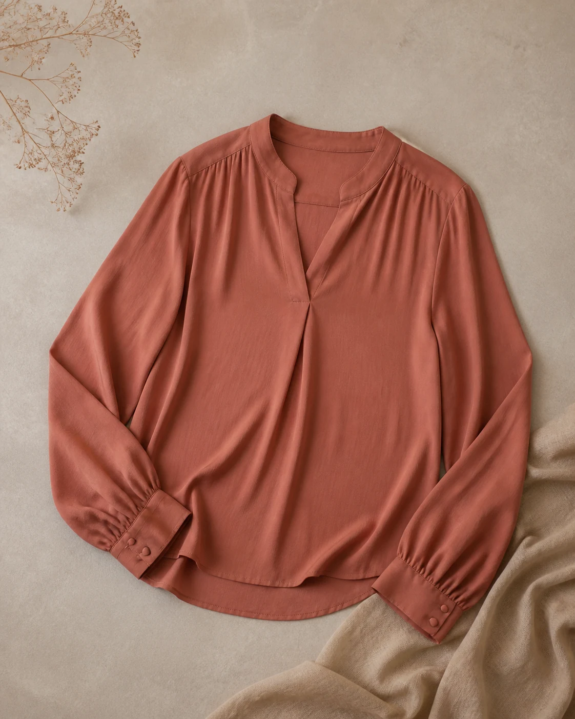 Blusa terracota apagada con matiz arcilla