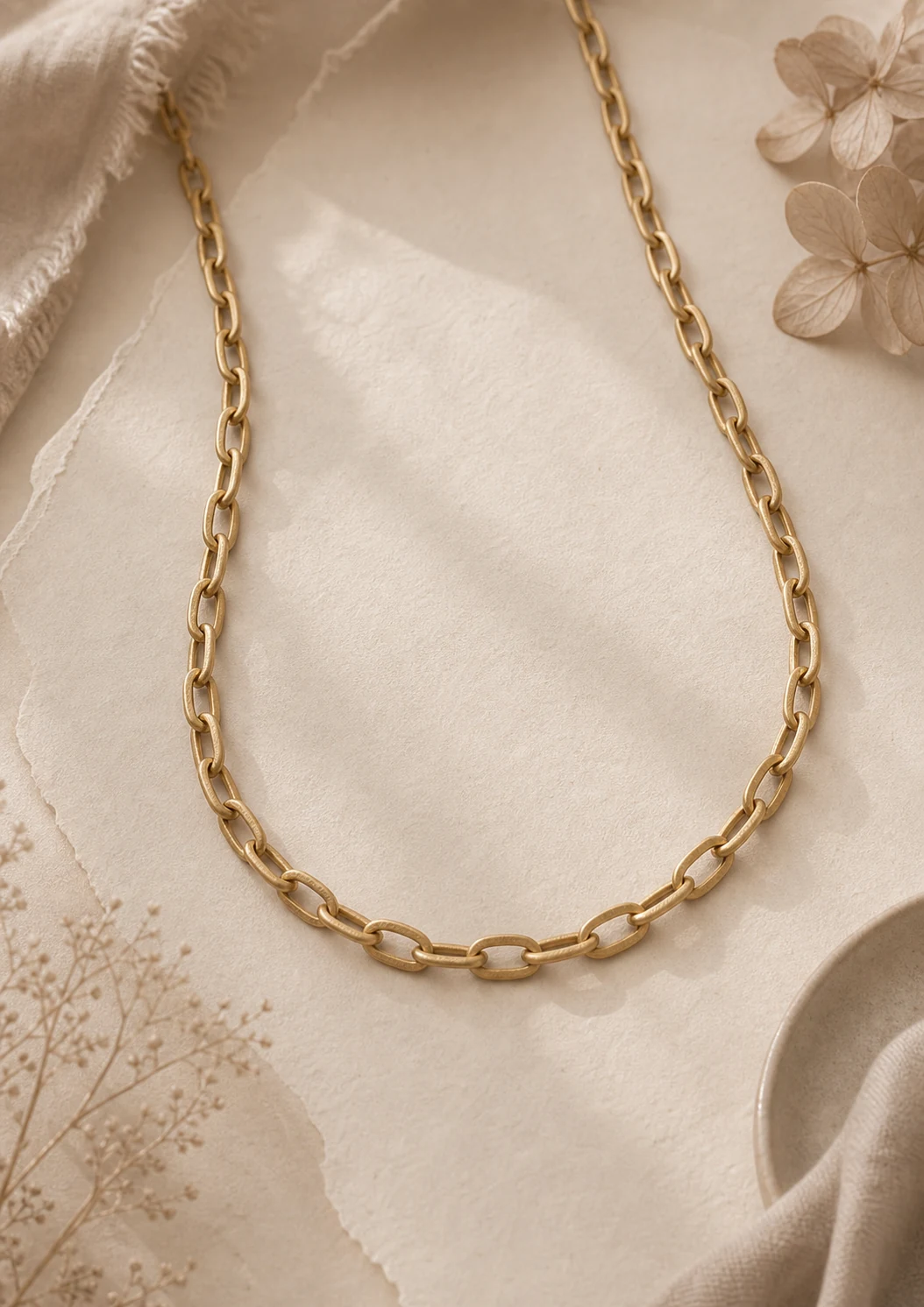 Cadena de oro antiguo sobre papel crema cálido