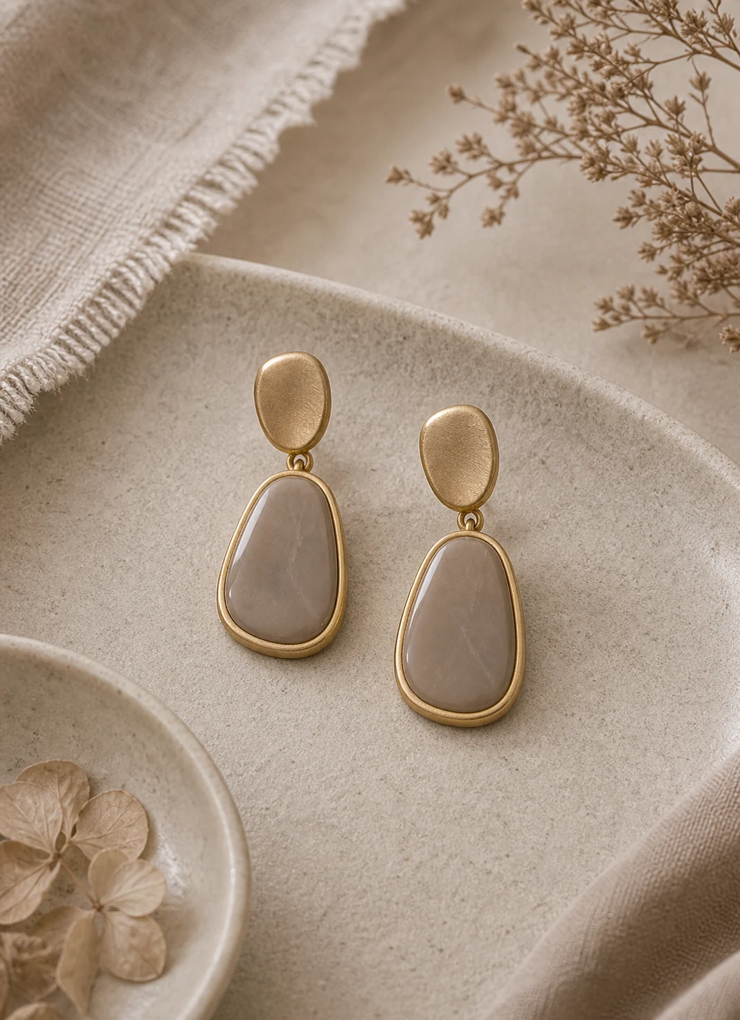 Pendientes con piedra topo y detalles de oro antiguo